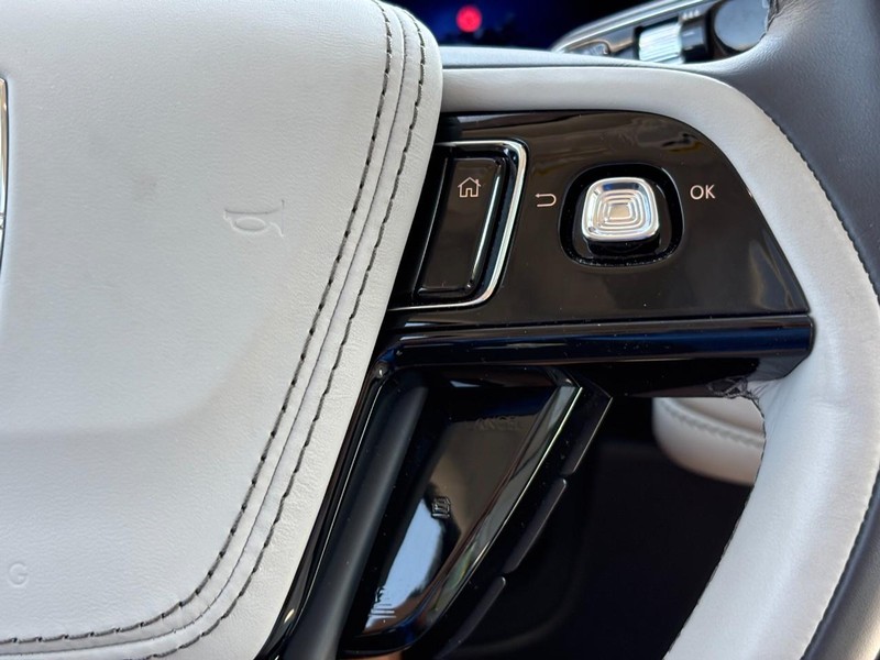 Lincoln Aviator Vehicle Full-screen Gallery Image 20