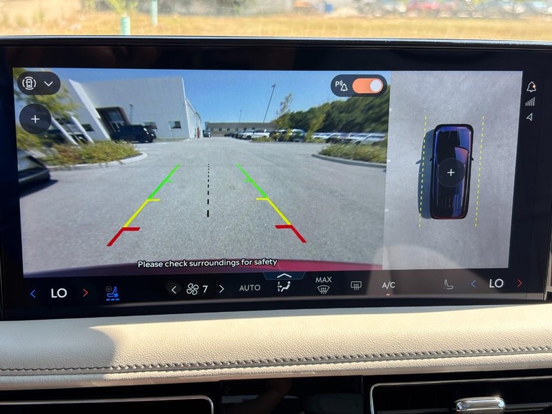 Lincoln Aviator Vehicle Full-screen Gallery Image 24