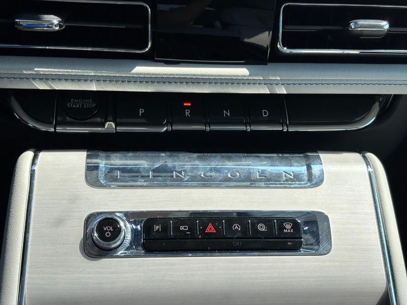 Lincoln Aviator Vehicle Full-screen Gallery Image 25