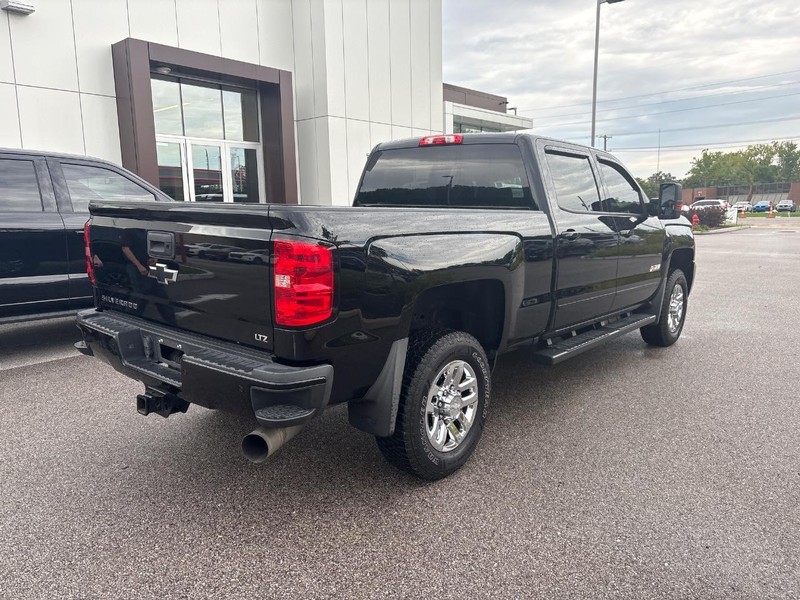 Chevrolet Silverado 2500HD Vehicle Full-screen Gallery Image 03
