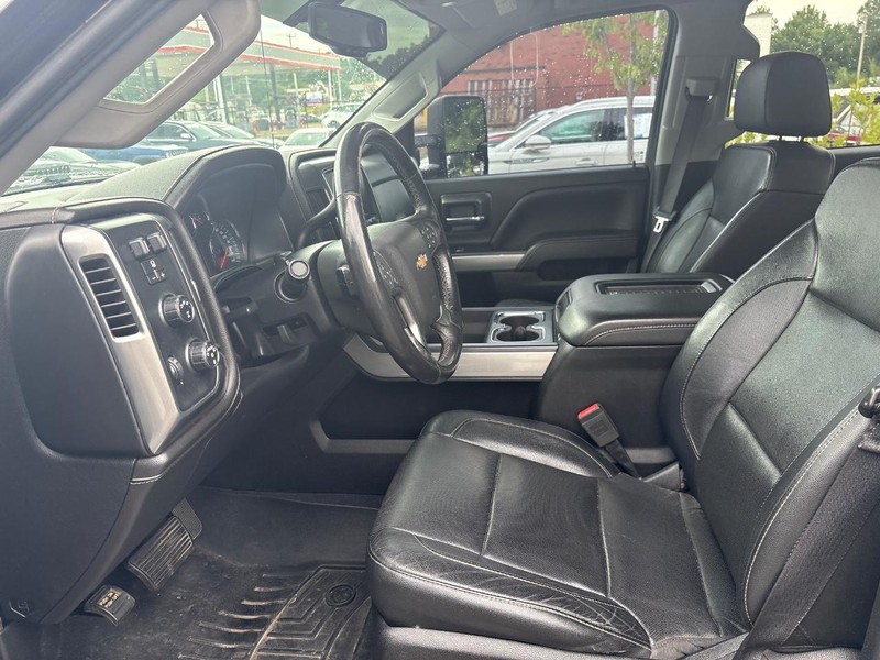 Chevrolet Silverado 2500HD Vehicle Full-screen Gallery Image 05