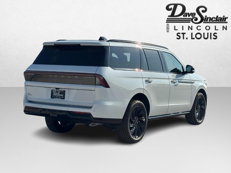 Lincoln Navigator Vehicle Full-screen Gallery Image 03