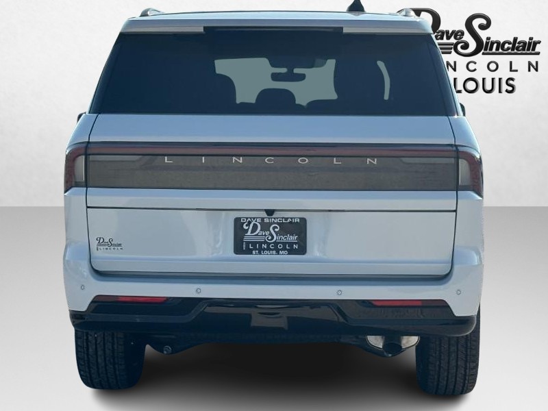 Lincoln Navigator Vehicle Full-screen Gallery Image 04