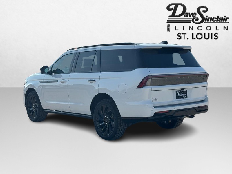 Lincoln Navigator Vehicle Full-screen Gallery Image 05