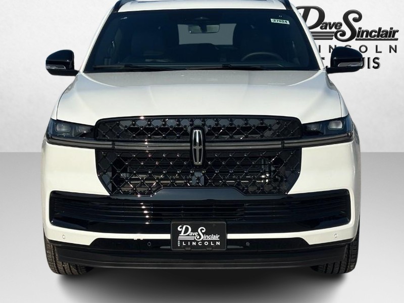 Lincoln Navigator Vehicle Full-screen Gallery Image 09
