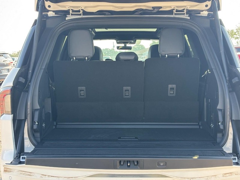 Lincoln Navigator Vehicle Full-screen Gallery Image 10