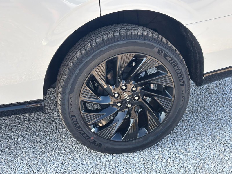 Lincoln Navigator Vehicle Full-screen Gallery Image 11