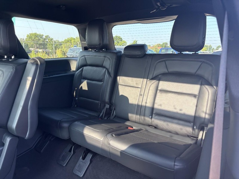 Lincoln Navigator Vehicle Full-screen Gallery Image 12