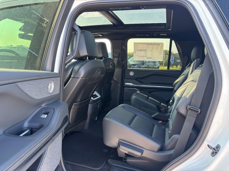 Lincoln Navigator Vehicle Full-screen Gallery Image 13