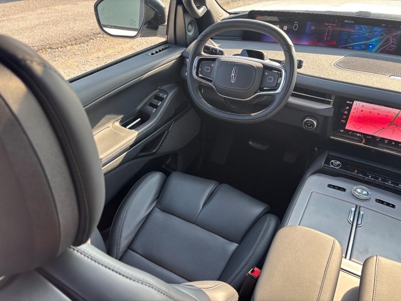 Lincoln Navigator Vehicle Full-screen Gallery Image 14