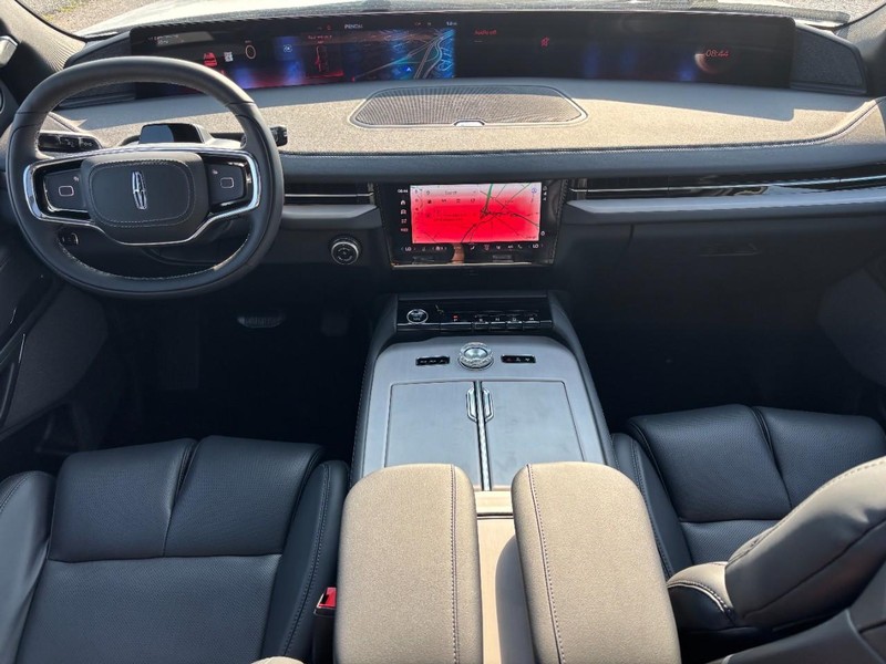 Lincoln Navigator Vehicle Full-screen Gallery Image 15
