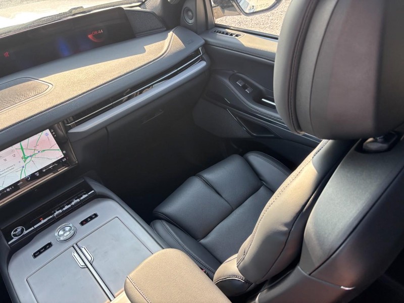 Lincoln Navigator Vehicle Full-screen Gallery Image 16