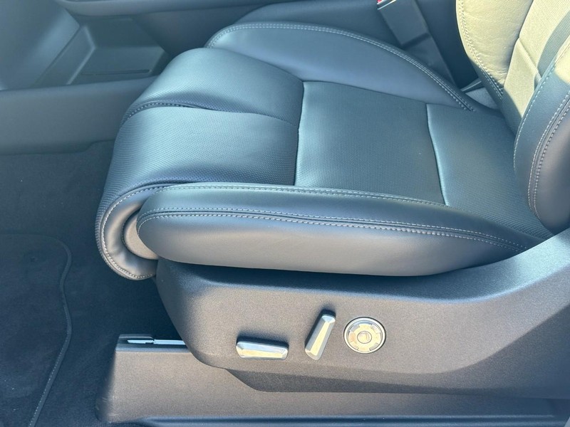 Lincoln Navigator Vehicle Full-screen Gallery Image 17