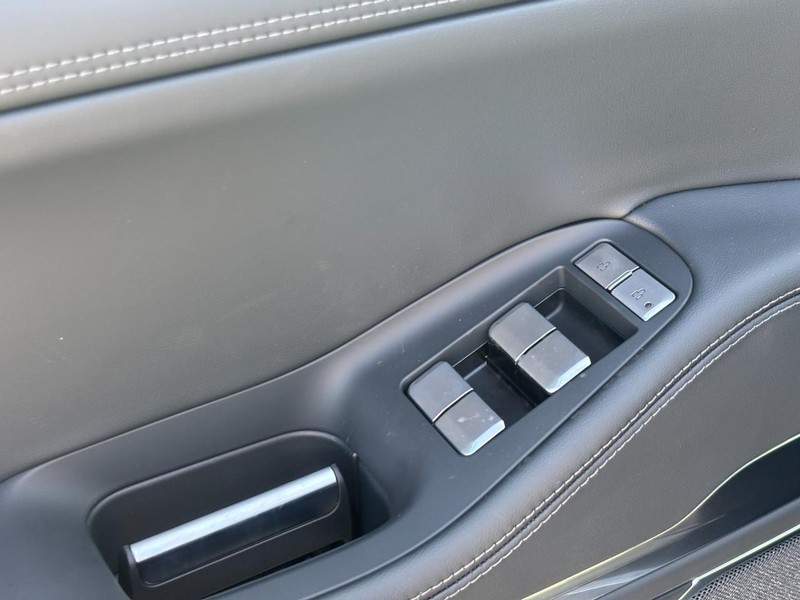 Lincoln Navigator Vehicle Full-screen Gallery Image 18