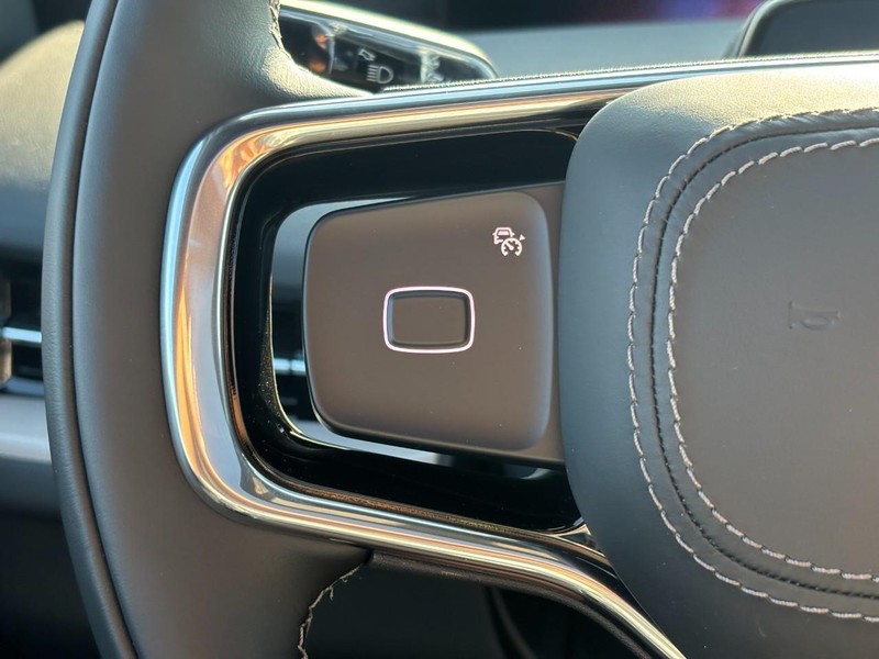 Lincoln Navigator Vehicle Full-screen Gallery Image 19
