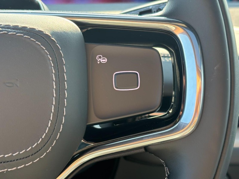 Lincoln Navigator Vehicle Full-screen Gallery Image 20