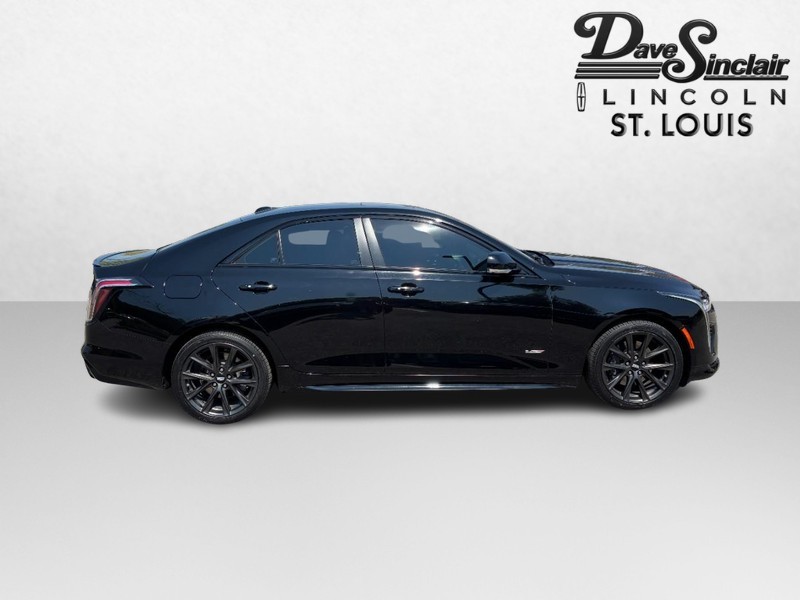 Cadillac CT4-V Vehicle Full-screen Gallery Image 02