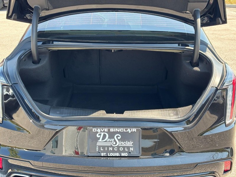 Cadillac CT4-V Vehicle Full-screen Gallery Image 10
