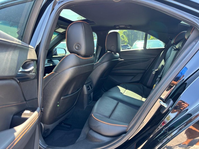 Cadillac CT4-V Vehicle Full-screen Gallery Image 12