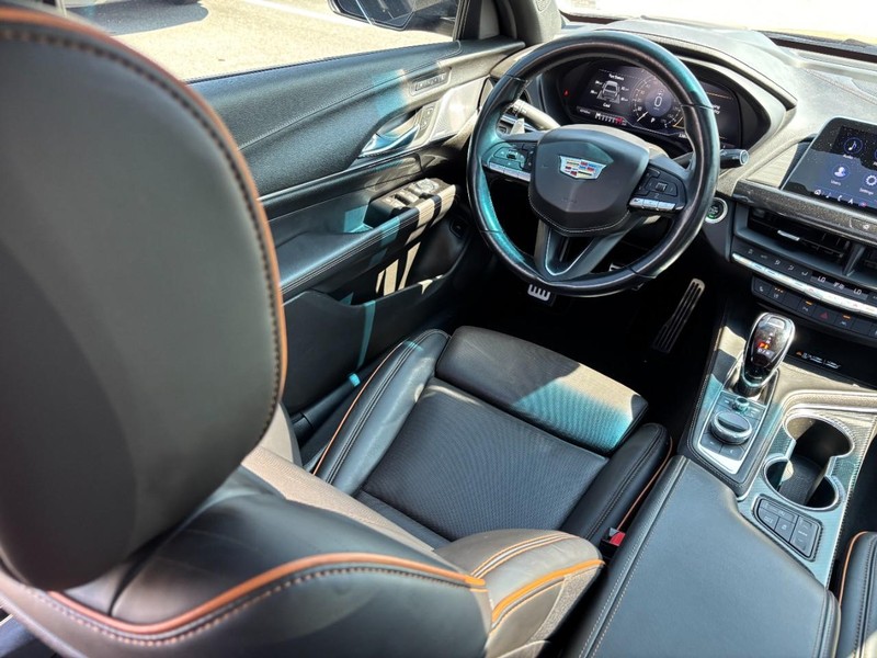 Cadillac CT4-V Vehicle Full-screen Gallery Image 14
