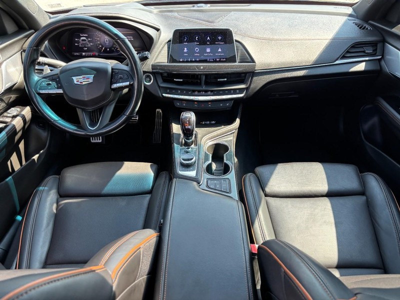 Cadillac CT4-V Vehicle Full-screen Gallery Image 15