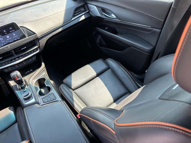 Cadillac CT4-V Vehicle Full-screen Gallery Image 16