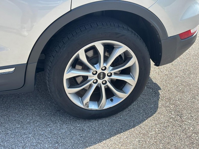 Lincoln MKC Vehicle Full-screen Gallery Image 11