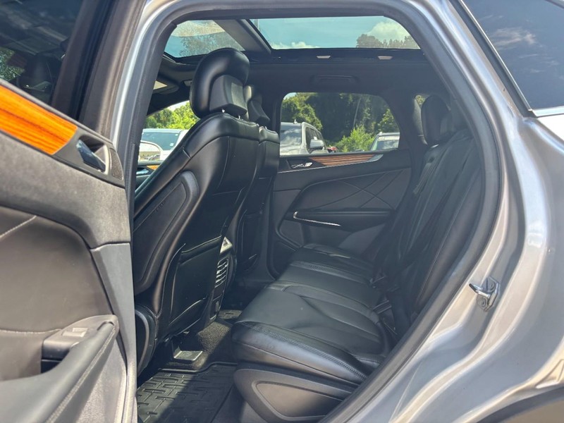 Lincoln MKC Vehicle Full-screen Gallery Image 12