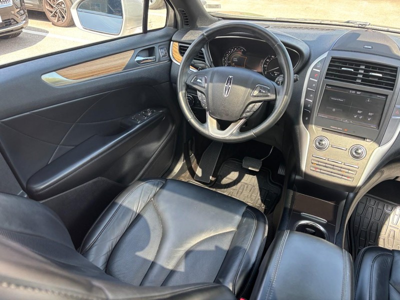 Lincoln MKC Vehicle Full-screen Gallery Image 13