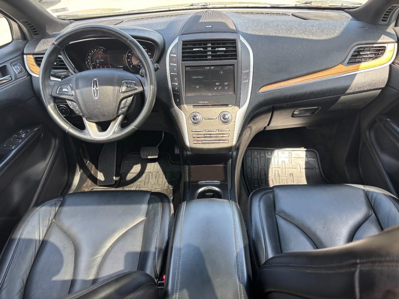 Lincoln MKC Vehicle Full-screen Gallery Image 14