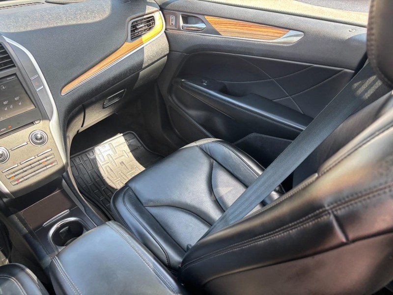 Lincoln MKC Vehicle Full-screen Gallery Image 15