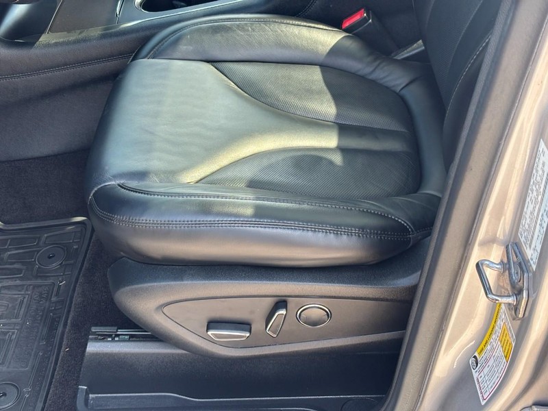 Lincoln MKC Vehicle Full-screen Gallery Image 16