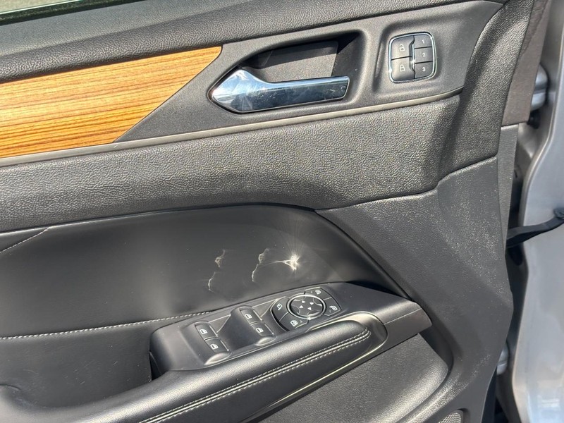 Lincoln MKC Vehicle Full-screen Gallery Image 17
