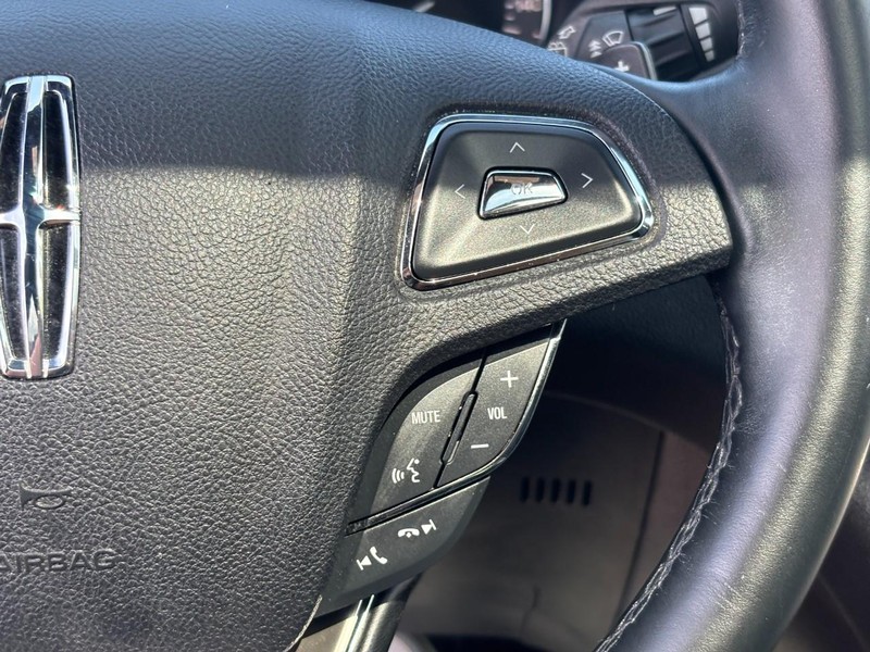 Lincoln MKC Vehicle Full-screen Gallery Image 19