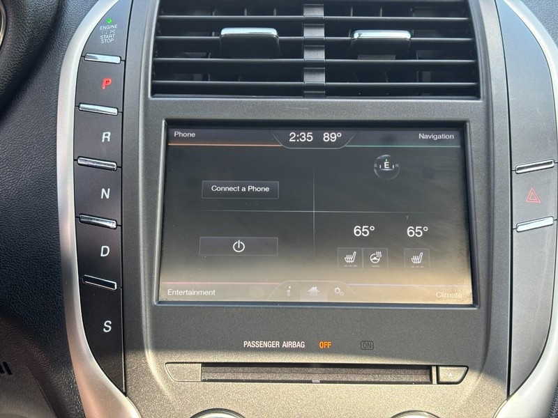 Lincoln MKC Vehicle Full-screen Gallery Image 21