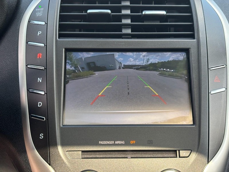 Lincoln MKC Vehicle Full-screen Gallery Image 22