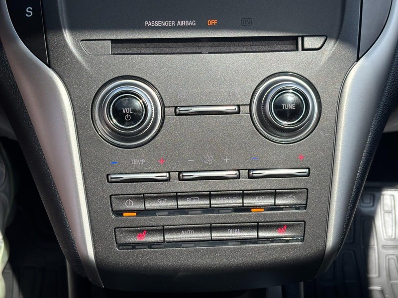 Lincoln MKC Vehicle Full-screen Gallery Image 23