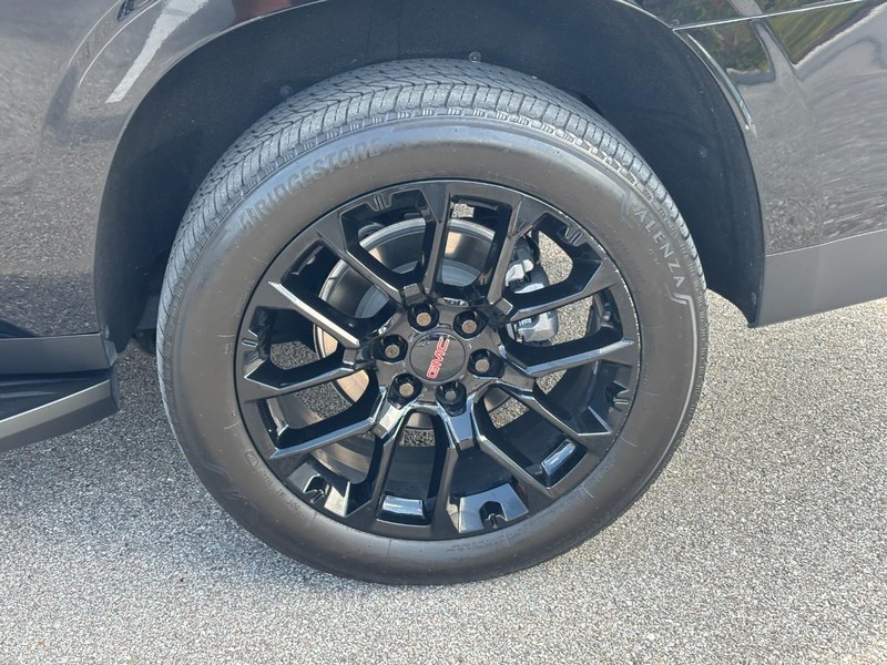 GMC Yukon XL Vehicle Full-screen Gallery Image 11