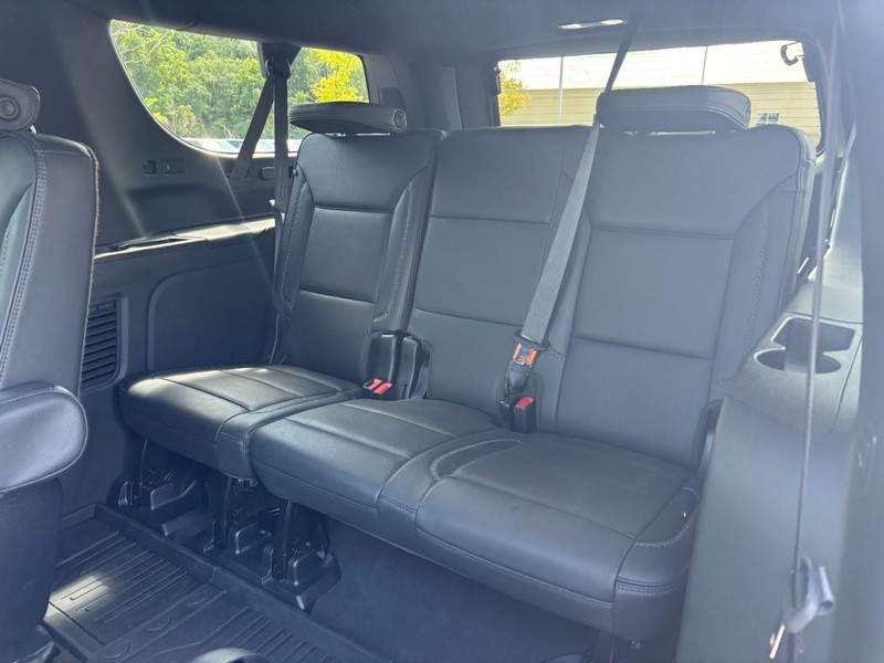 GMC Yukon XL Vehicle Full-screen Gallery Image 12
