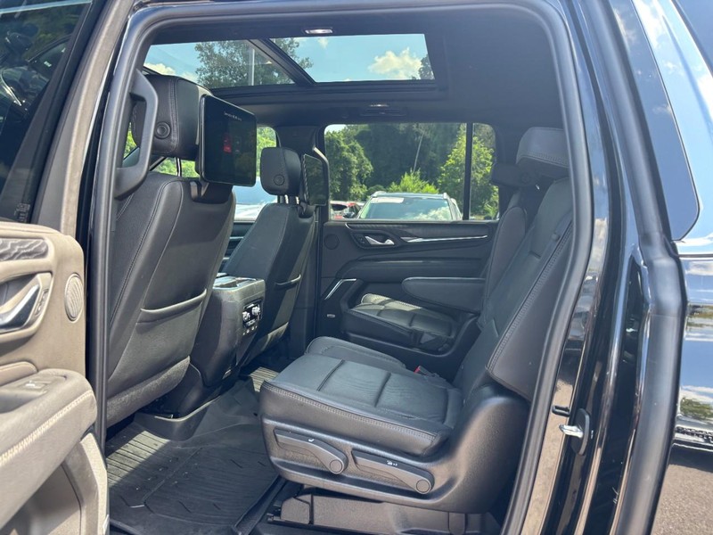 GMC Yukon XL Vehicle Full-screen Gallery Image 13