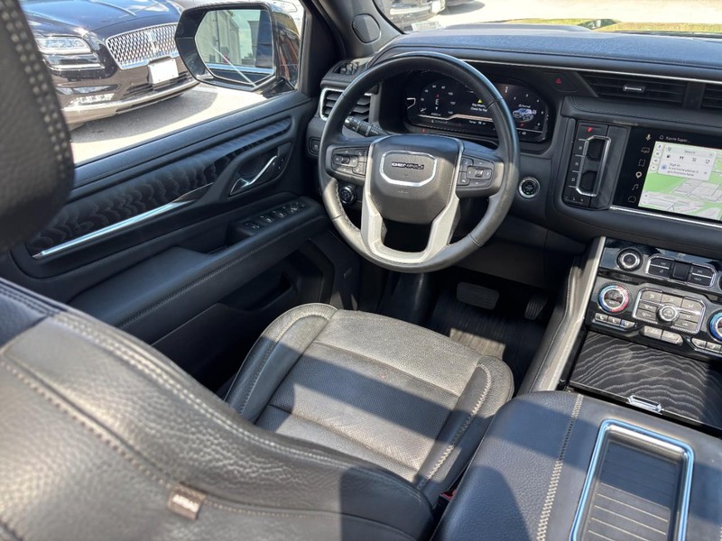 GMC Yukon XL Vehicle Full-screen Gallery Image 14