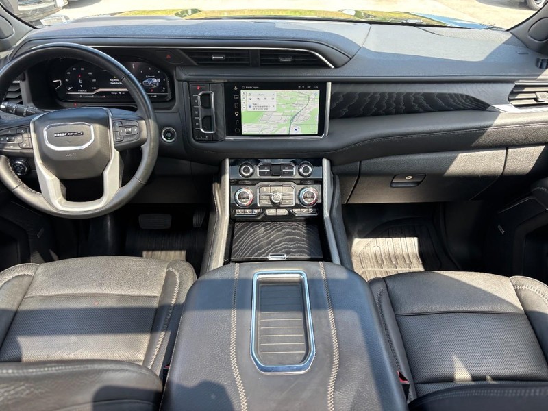 GMC Yukon XL Vehicle Full-screen Gallery Image 15