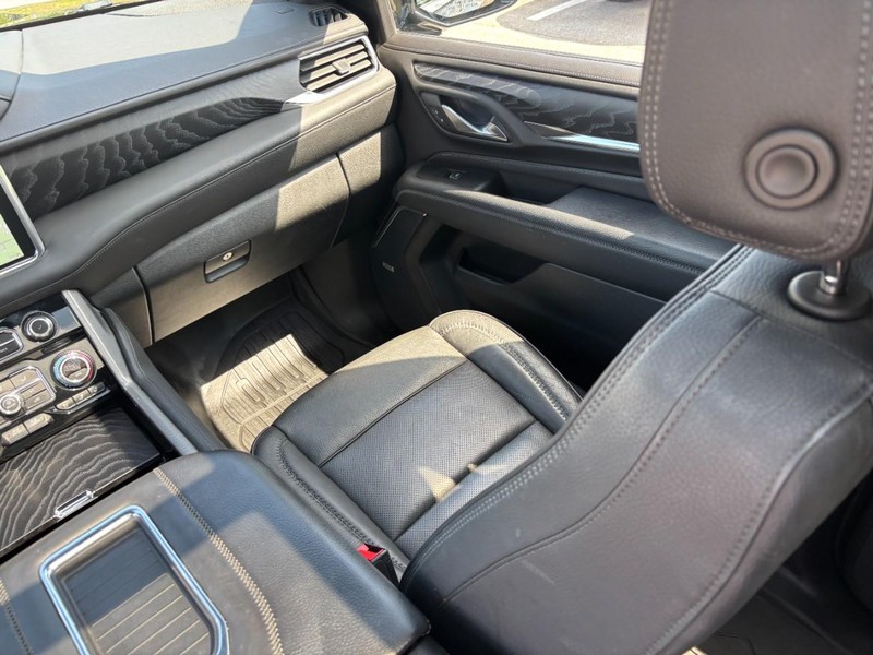 GMC Yukon XL Vehicle Full-screen Gallery Image 16