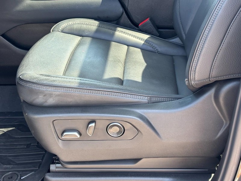 GMC Yukon XL Vehicle Full-screen Gallery Image 17