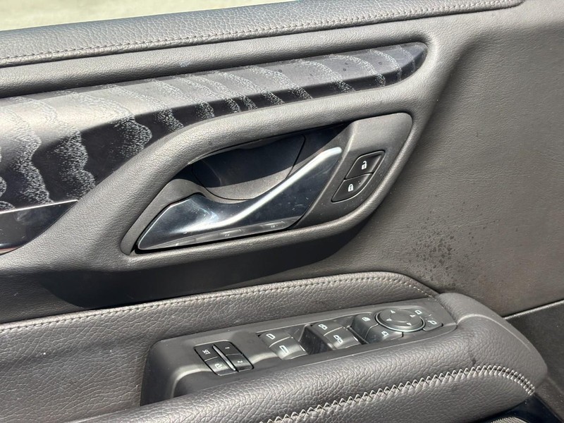 GMC Yukon XL Vehicle Full-screen Gallery Image 18
