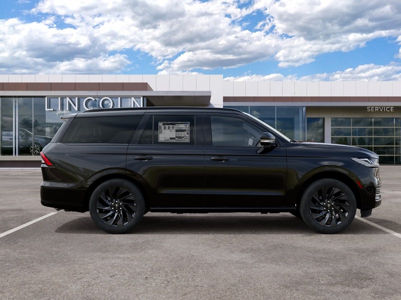 Lincoln Navigator Vehicle Full-screen Gallery Image 05