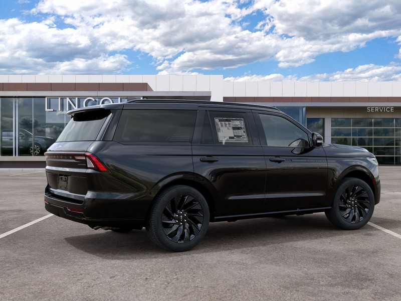 Lincoln Navigator Vehicle Full-screen Gallery Image 06