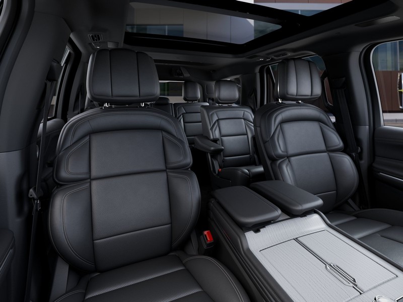 Lincoln Navigator Vehicle Full-screen Gallery Image 11