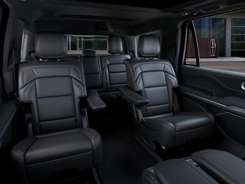 Lincoln Navigator Vehicle Full-screen Gallery Image 12
