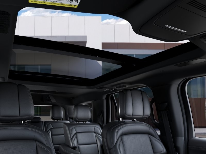 Lincoln Navigator Vehicle Full-screen Gallery Image 23